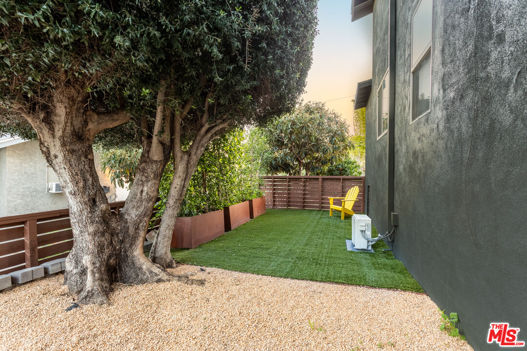 2217 Scott Ave Unit: 1/4