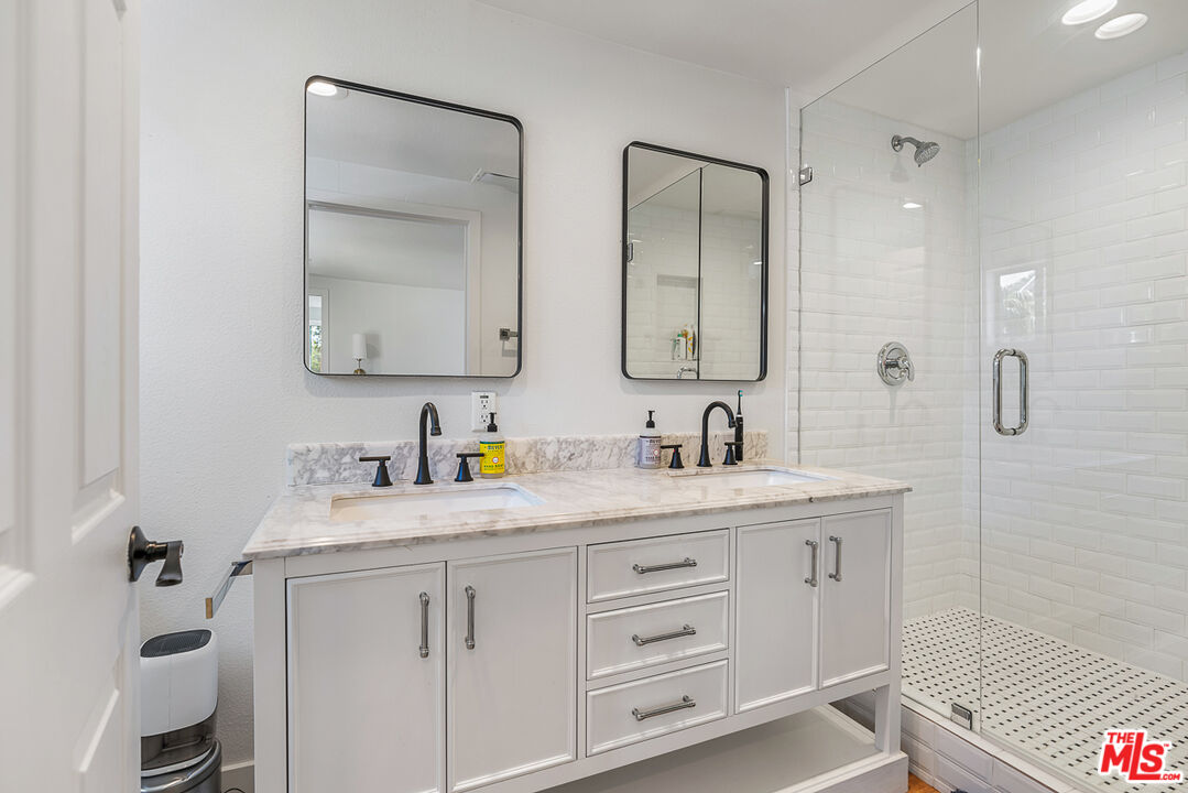 2217 Scott Ave Unit: 1/4