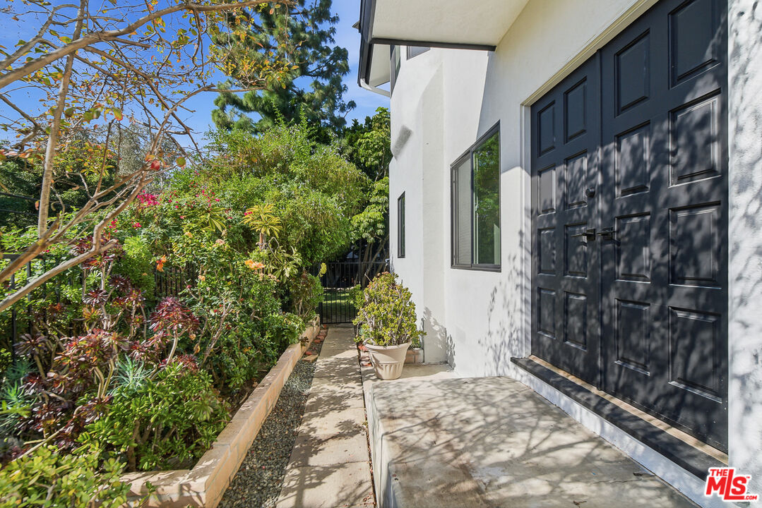 1301 Angelus Ave
