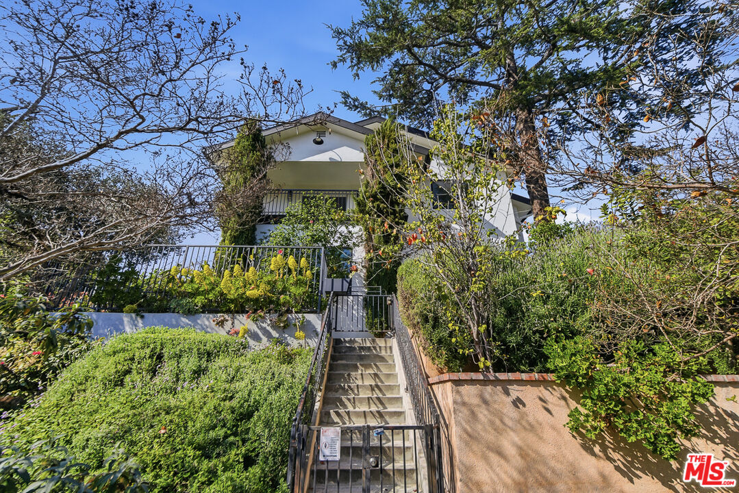 1301 Angelus Ave