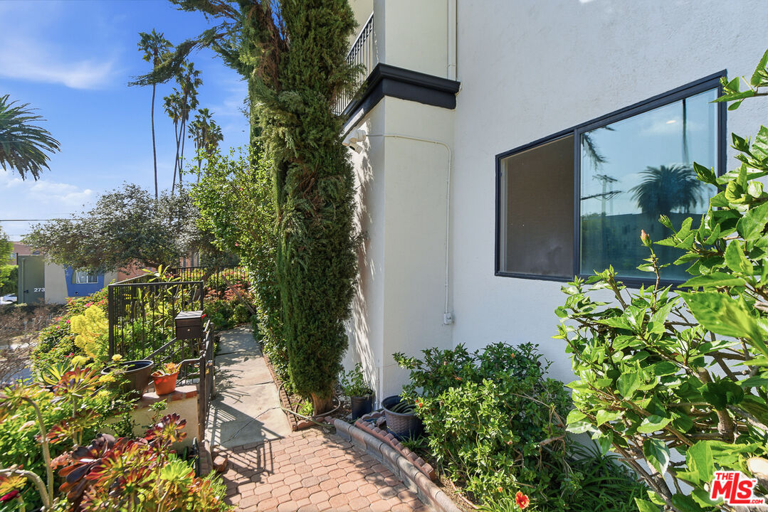 1301 Angelus Ave