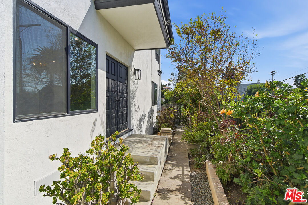 1301 Angelus Ave