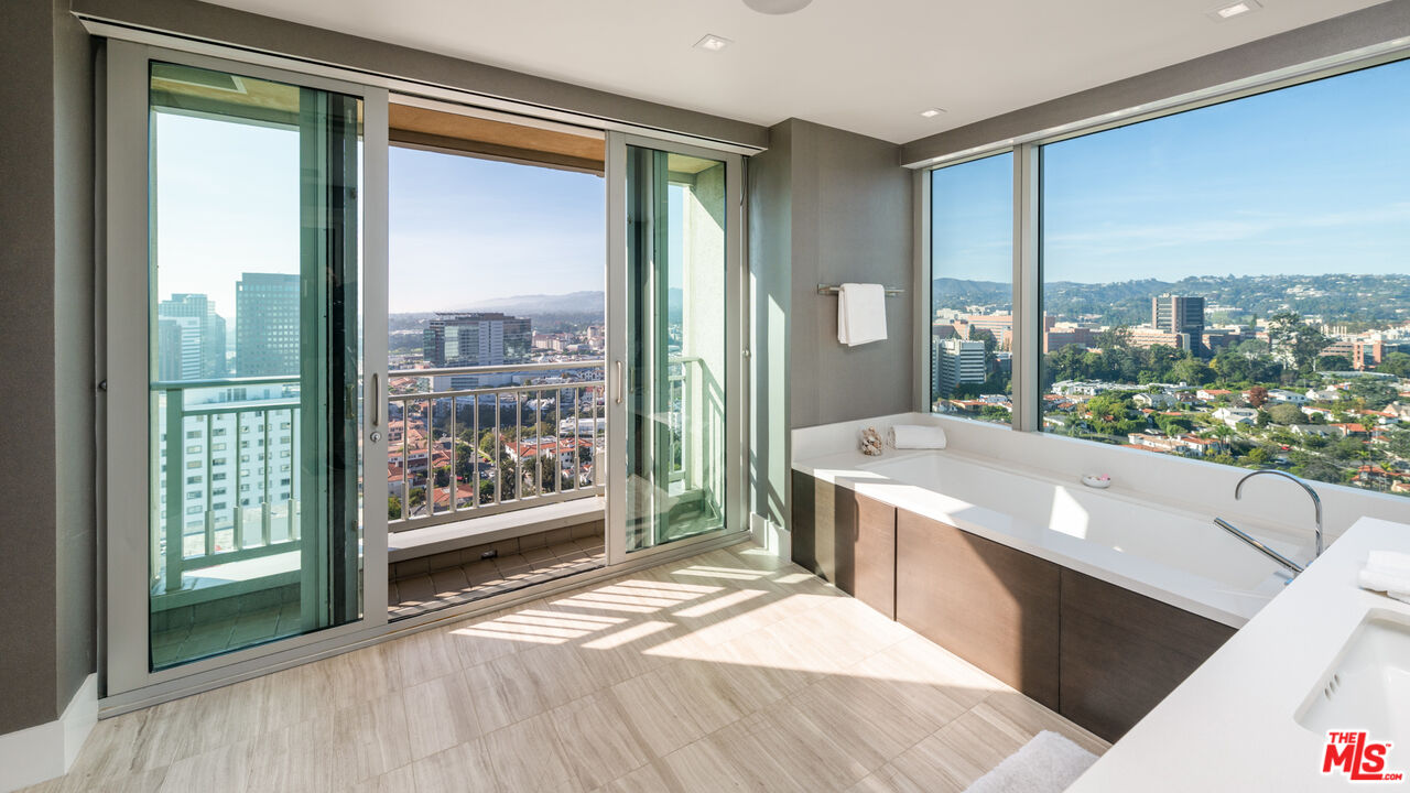 10727 Wilshire Blvd Unit: PH2