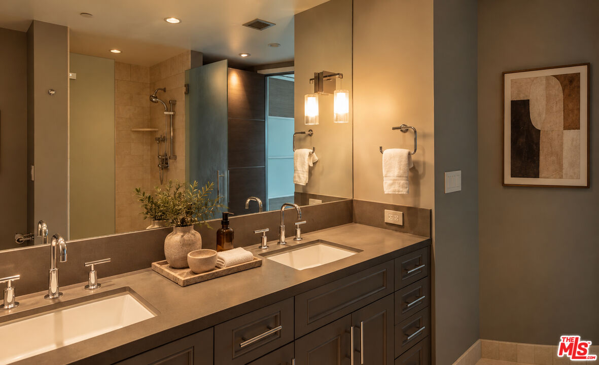10727 Wilshire Blvd Unit: PH 2