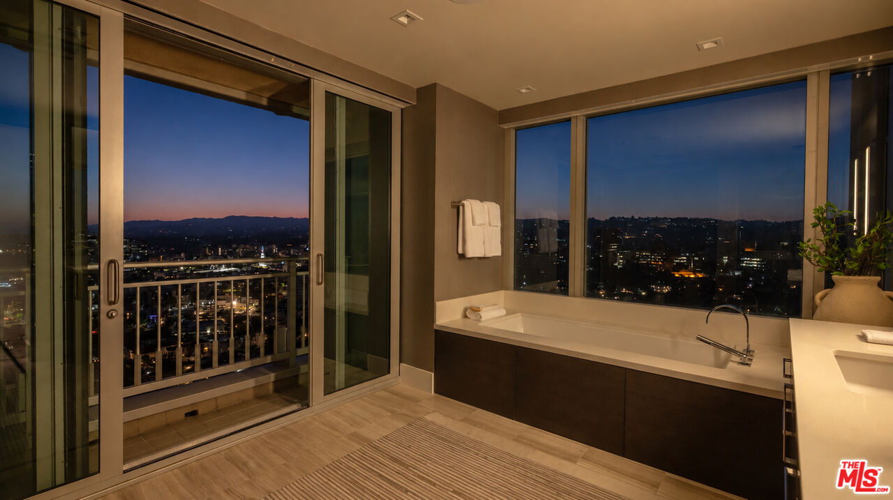 10727 Wilshire Blvd Unit: PH 2