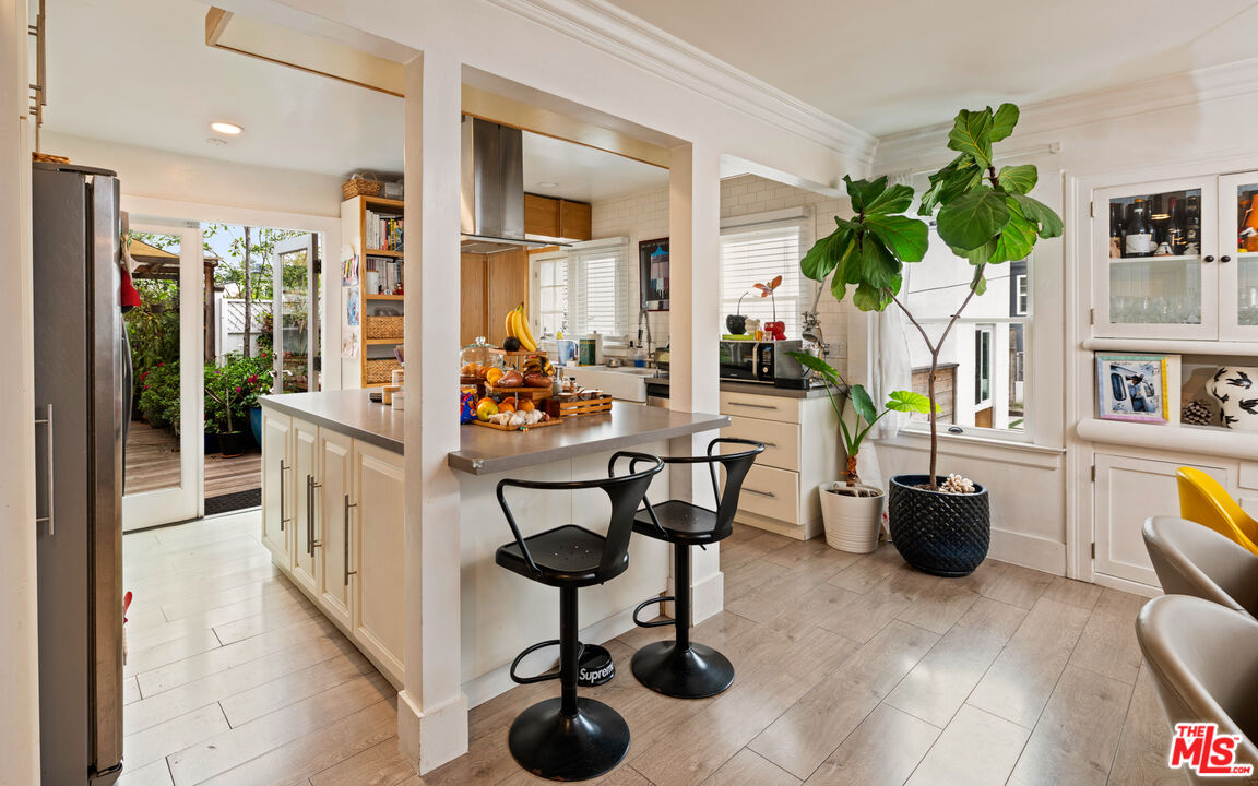 1722 Nichols Canyon Rd