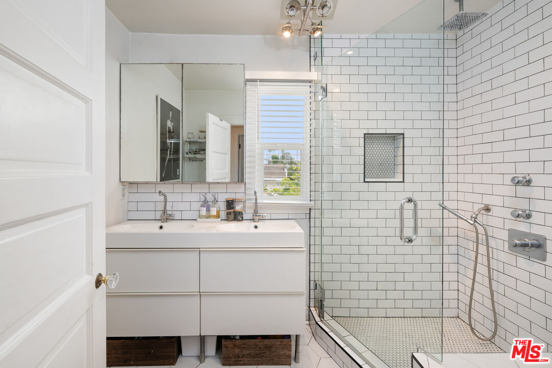 1722 Nichols Canyon Rd