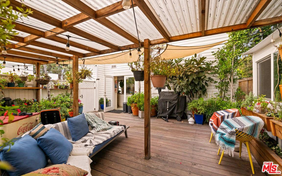 1722 Nichols Canyon Rd