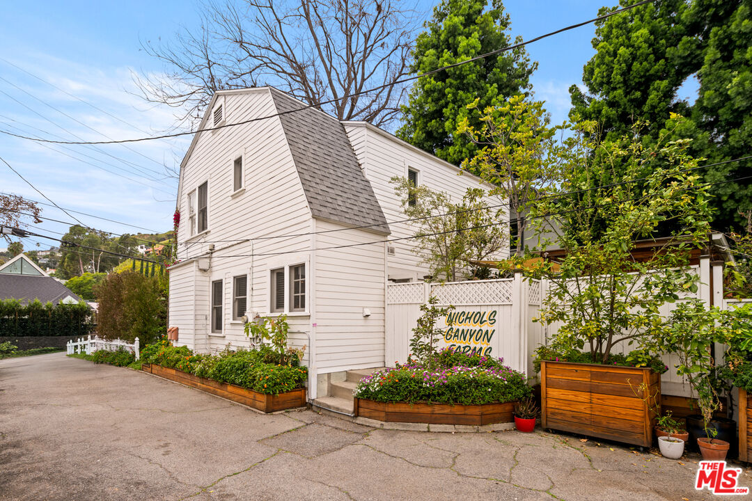 1722 Nichols Canyon Rd