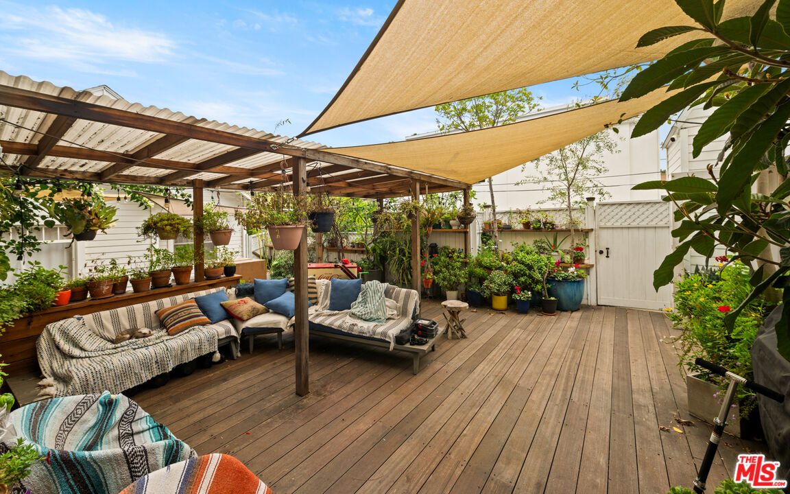 1722 Nichols Canyon Rd