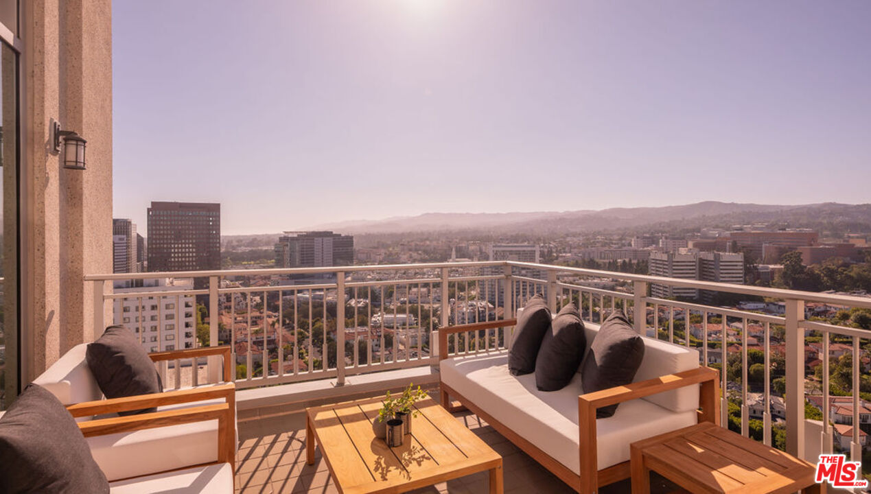10727 Wilshire Blvd Unit: PH2