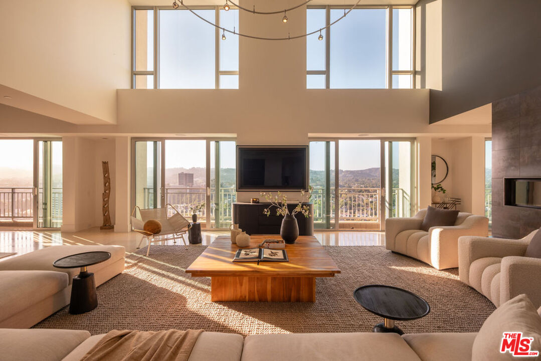 10727 Wilshire Blvd Unit: PH2