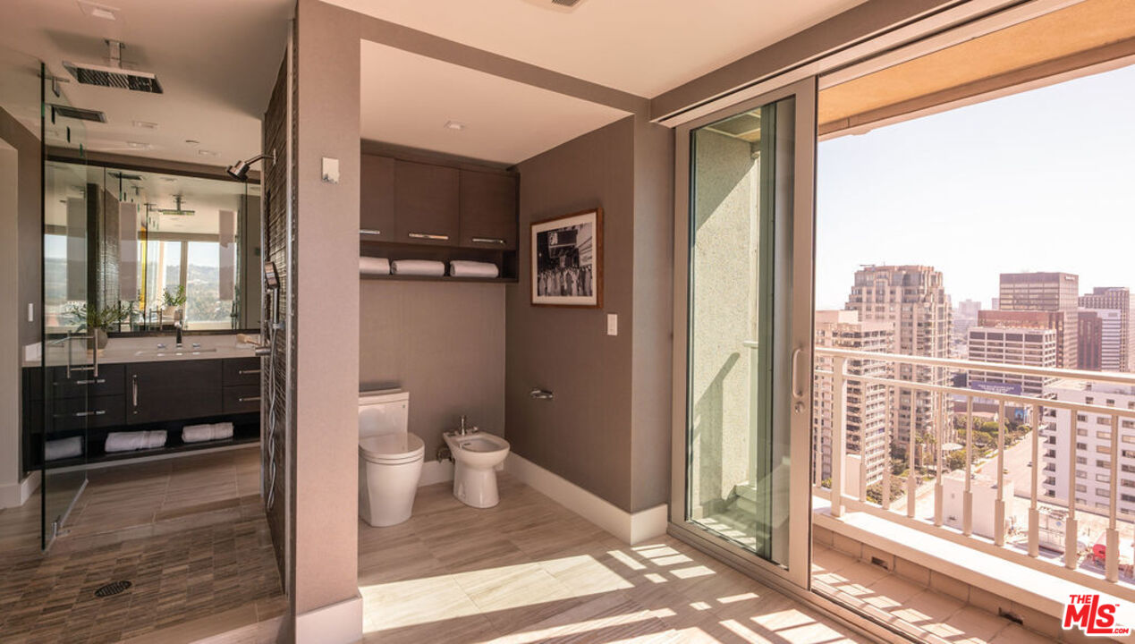 10727 Wilshire Blvd Unit: PH2