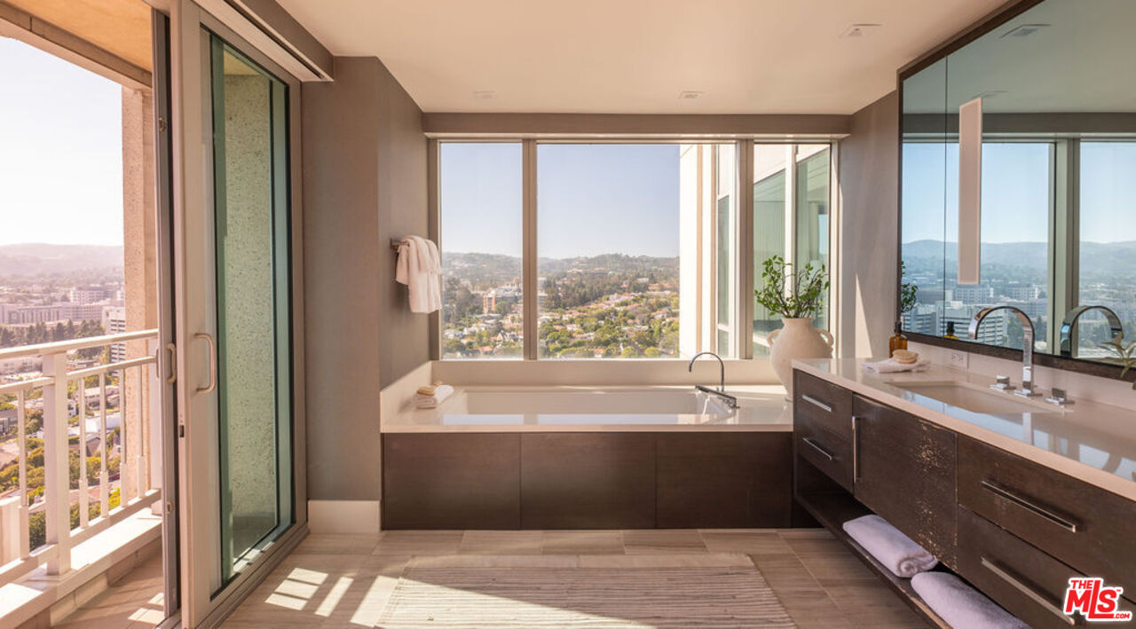 10727 Wilshire Blvd Unit: PH2