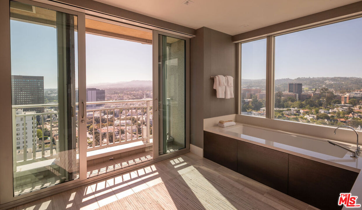 10727 Wilshire Blvd Unit: PH2