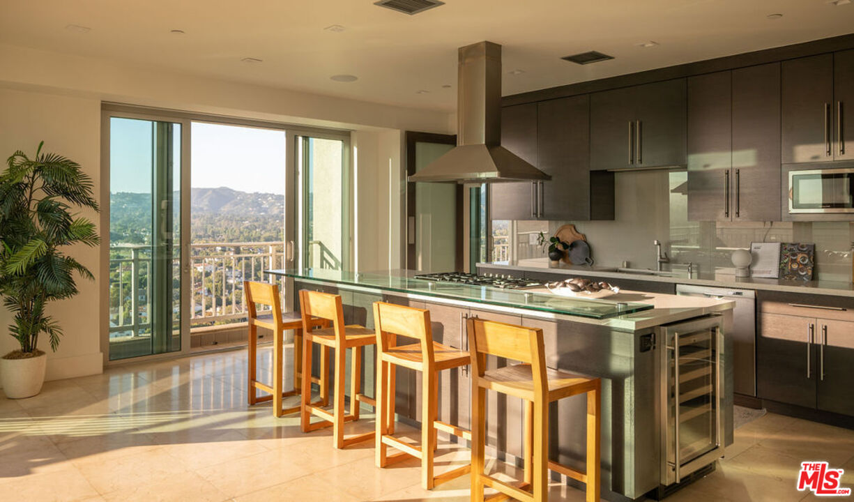 10727 Wilshire Blvd Unit: PH2