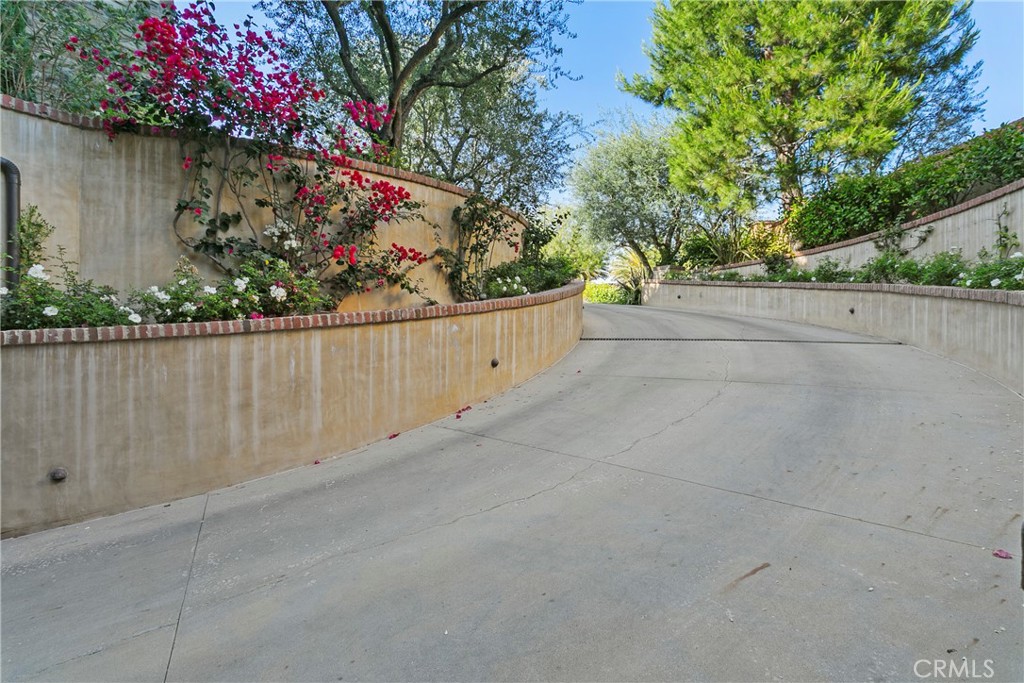 4 Thomas Road