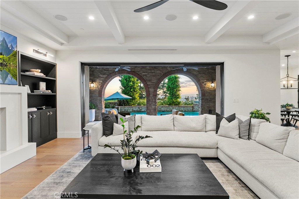 4 Thomas Road