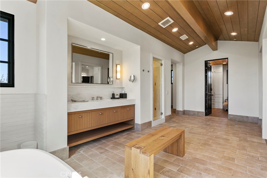 4 Thomas Road