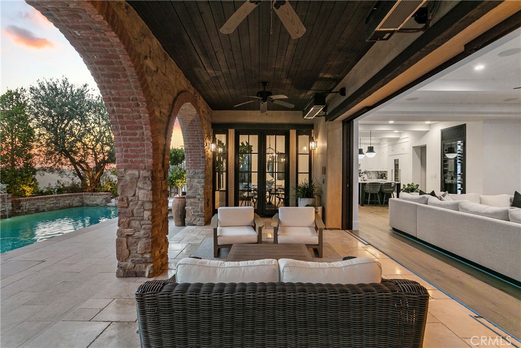 4 Thomas Road