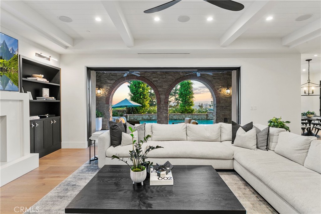 4 Thomas Road