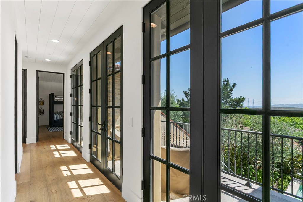 4 Thomas Road