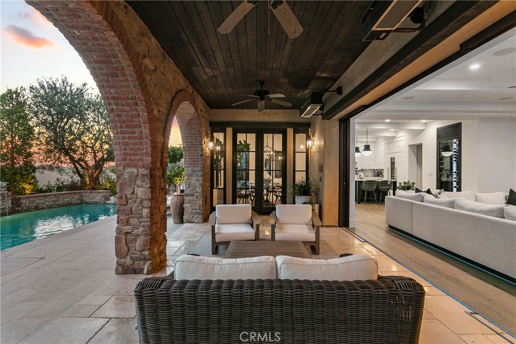 4 Thomas Road