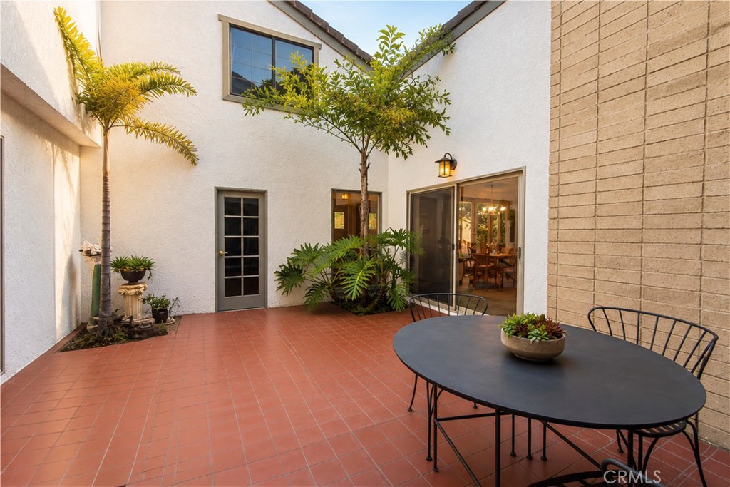 2533 E Tennyson