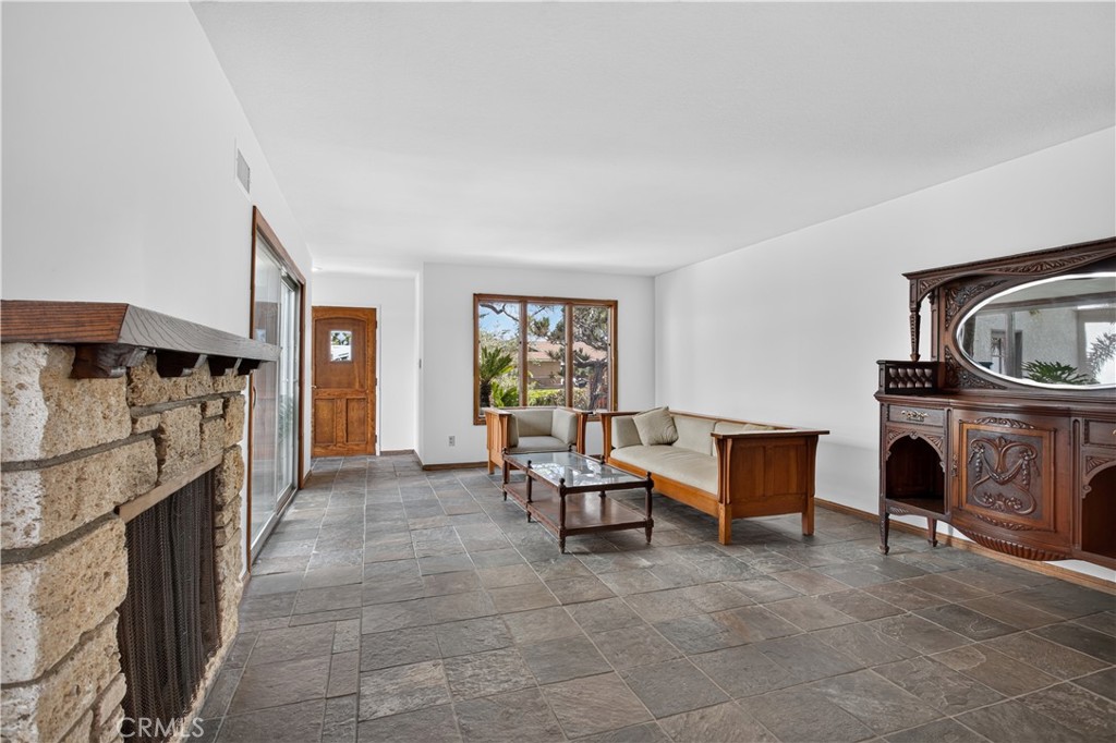 2533 E Tennyson