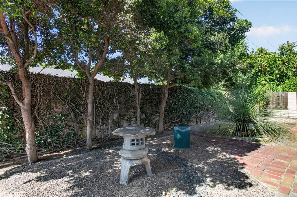 2533 E Tennyson