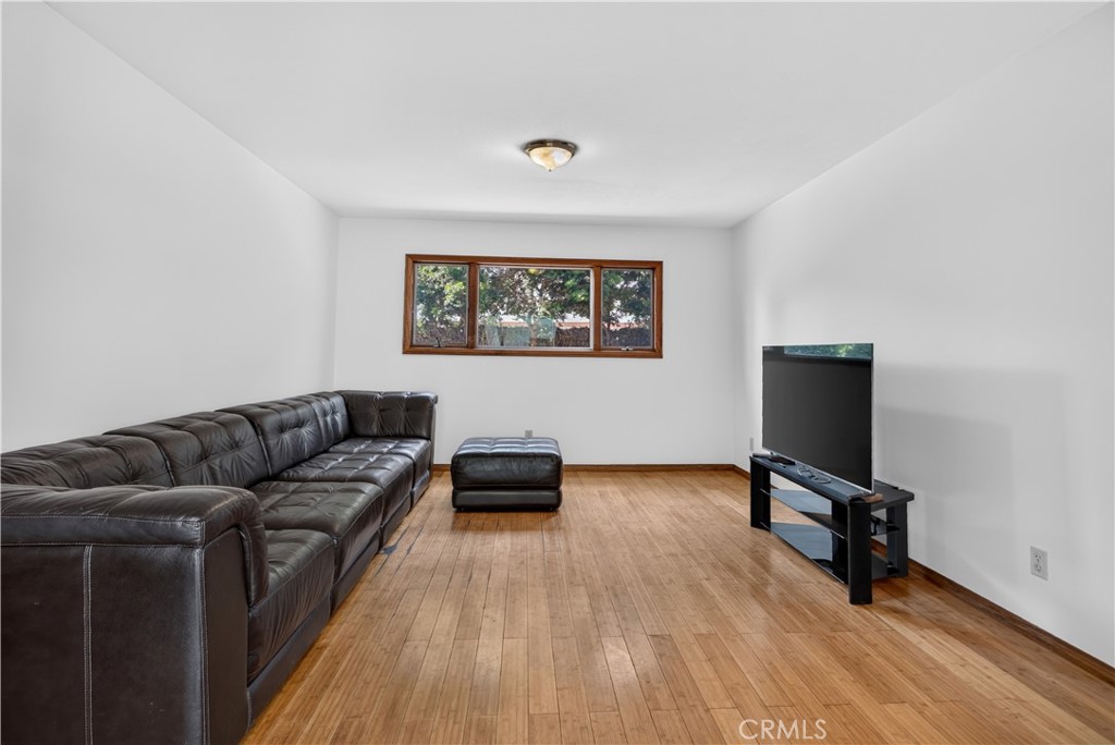 2533 E Tennyson