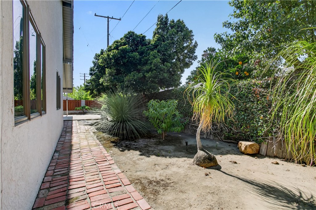 2533 E Tennyson