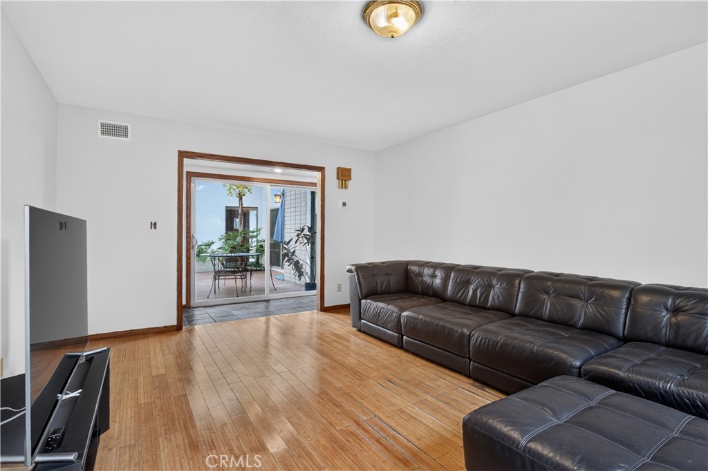 2533 E Tennyson
