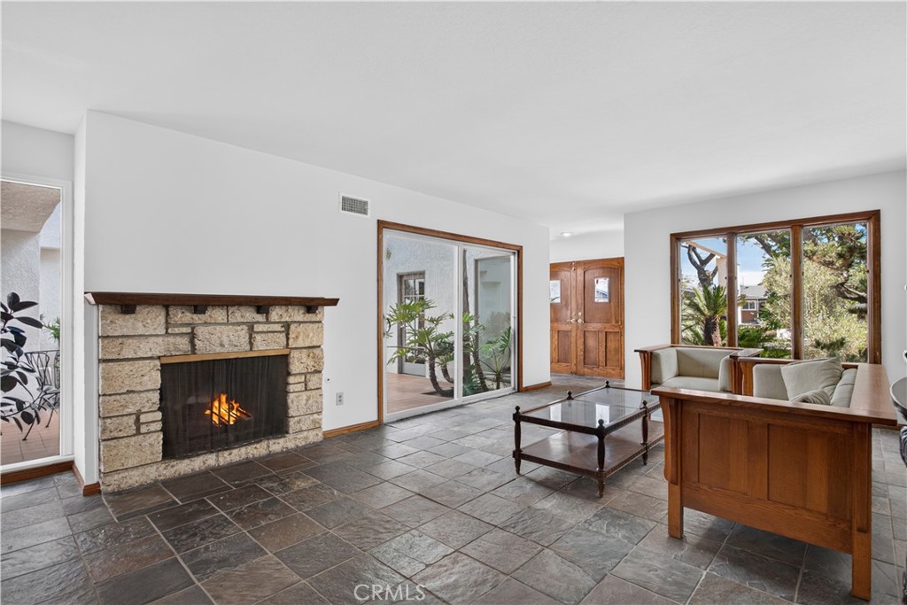 2533 E Tennyson