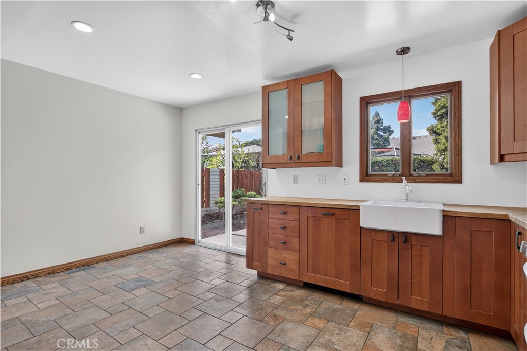 2533 E Tennyson