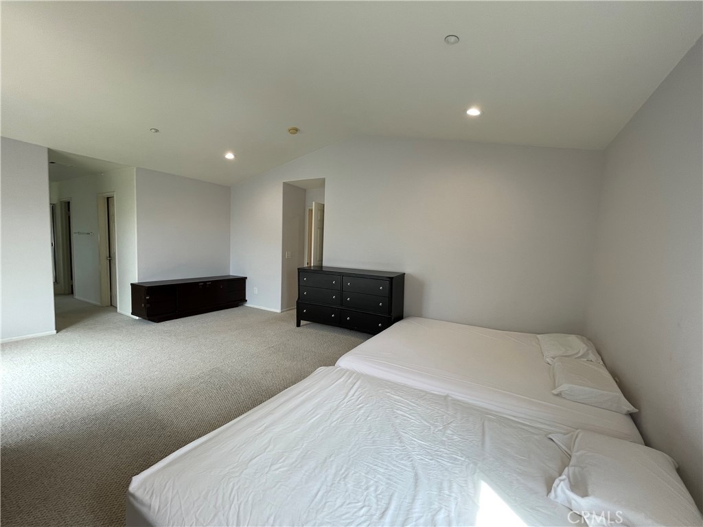 563 Robins Place