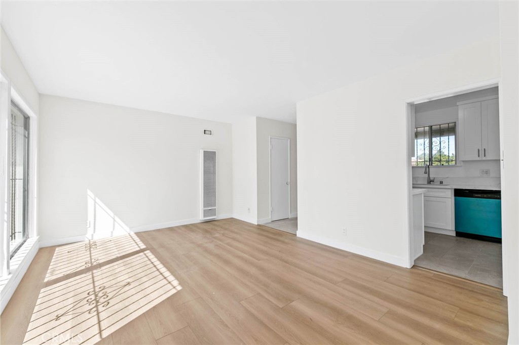 15834 S Visalia Avenue