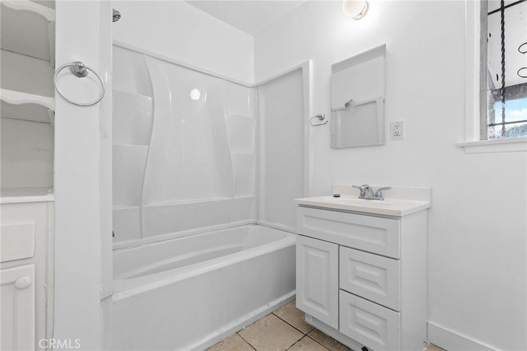 15834 S Visalia Avenue