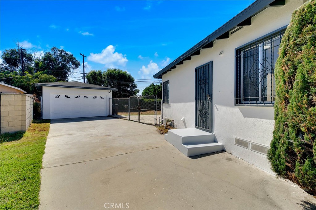 15834 S Visalia Avenue