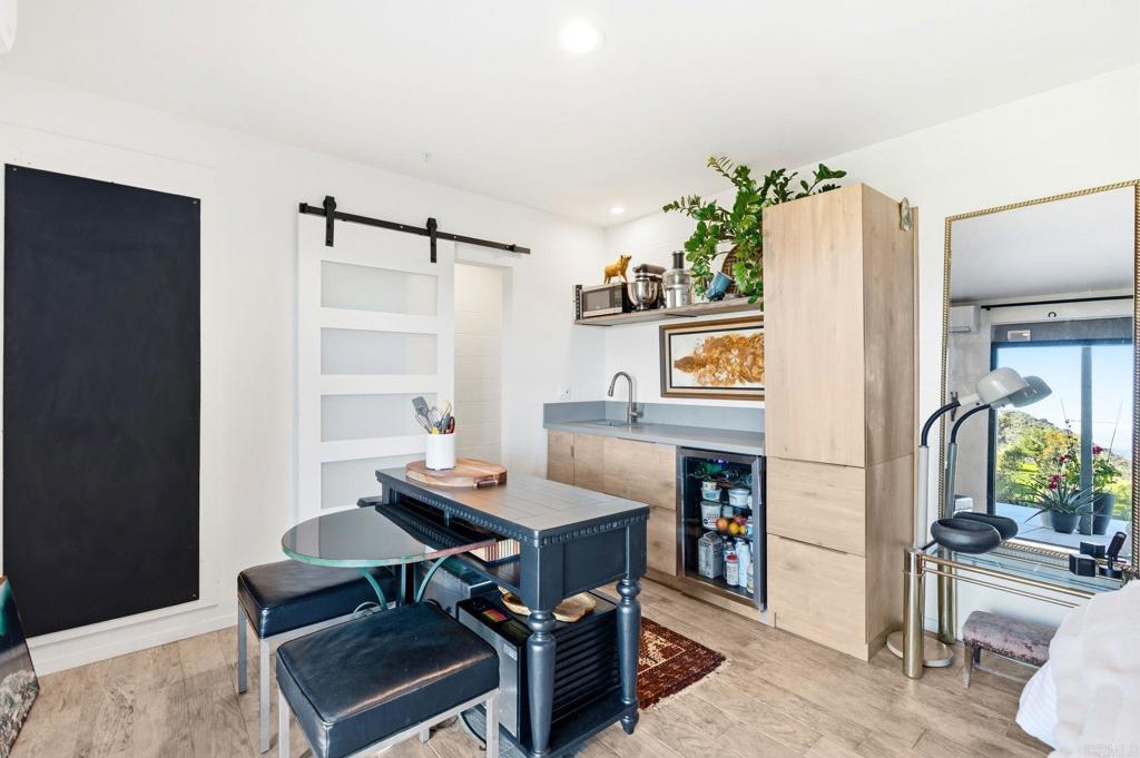 6937 KELLYN Lane