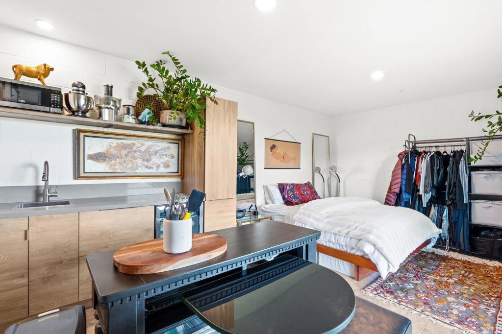 6937 KELLYN Lane