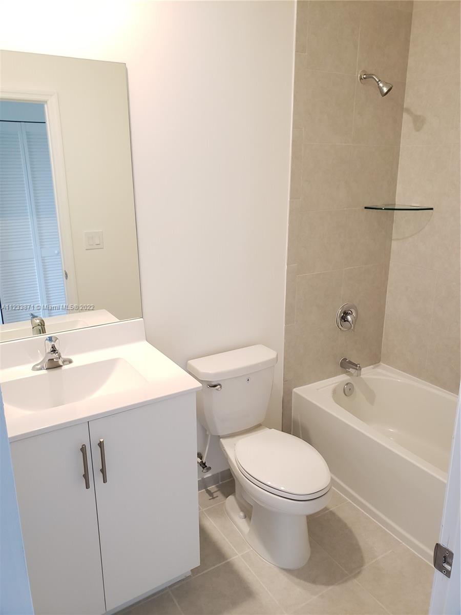 949 NE 211th St Unit: 949