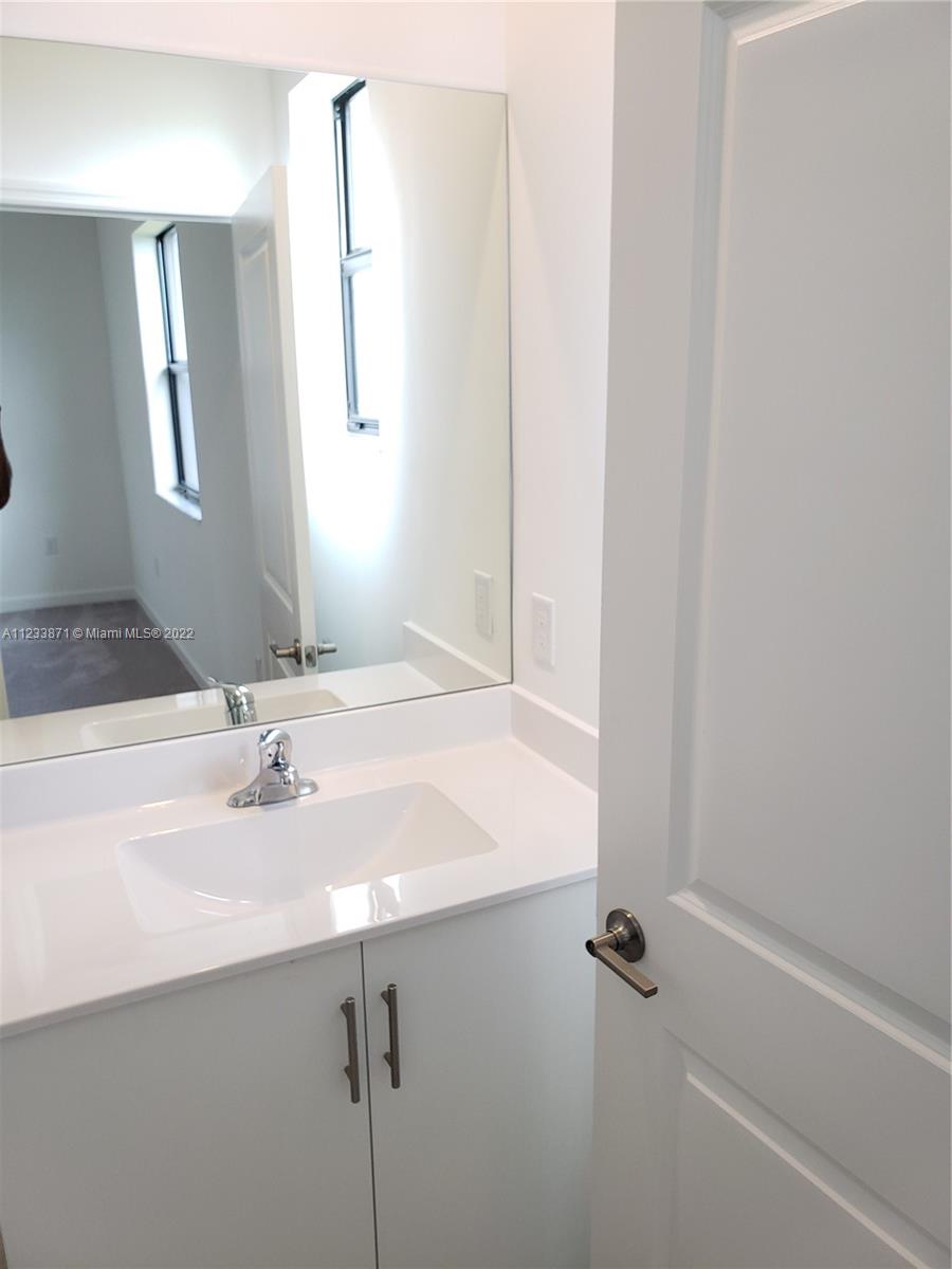 949 NE 211th St Unit: 949
