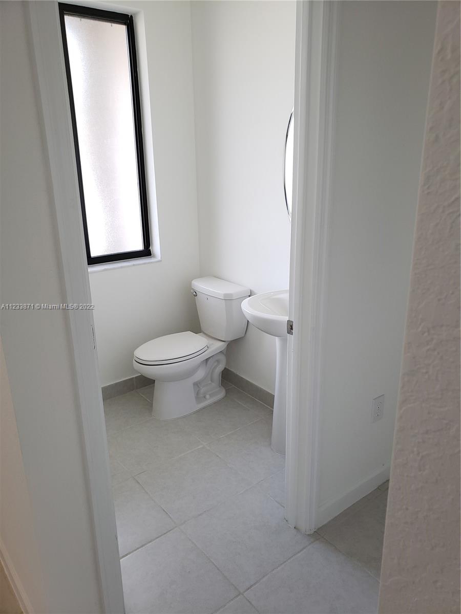 949 NE 211th St Unit: 949