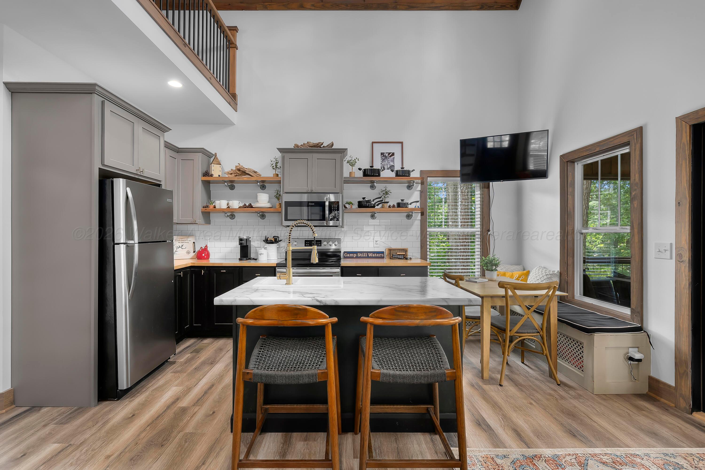 1055 LAKE Dr
