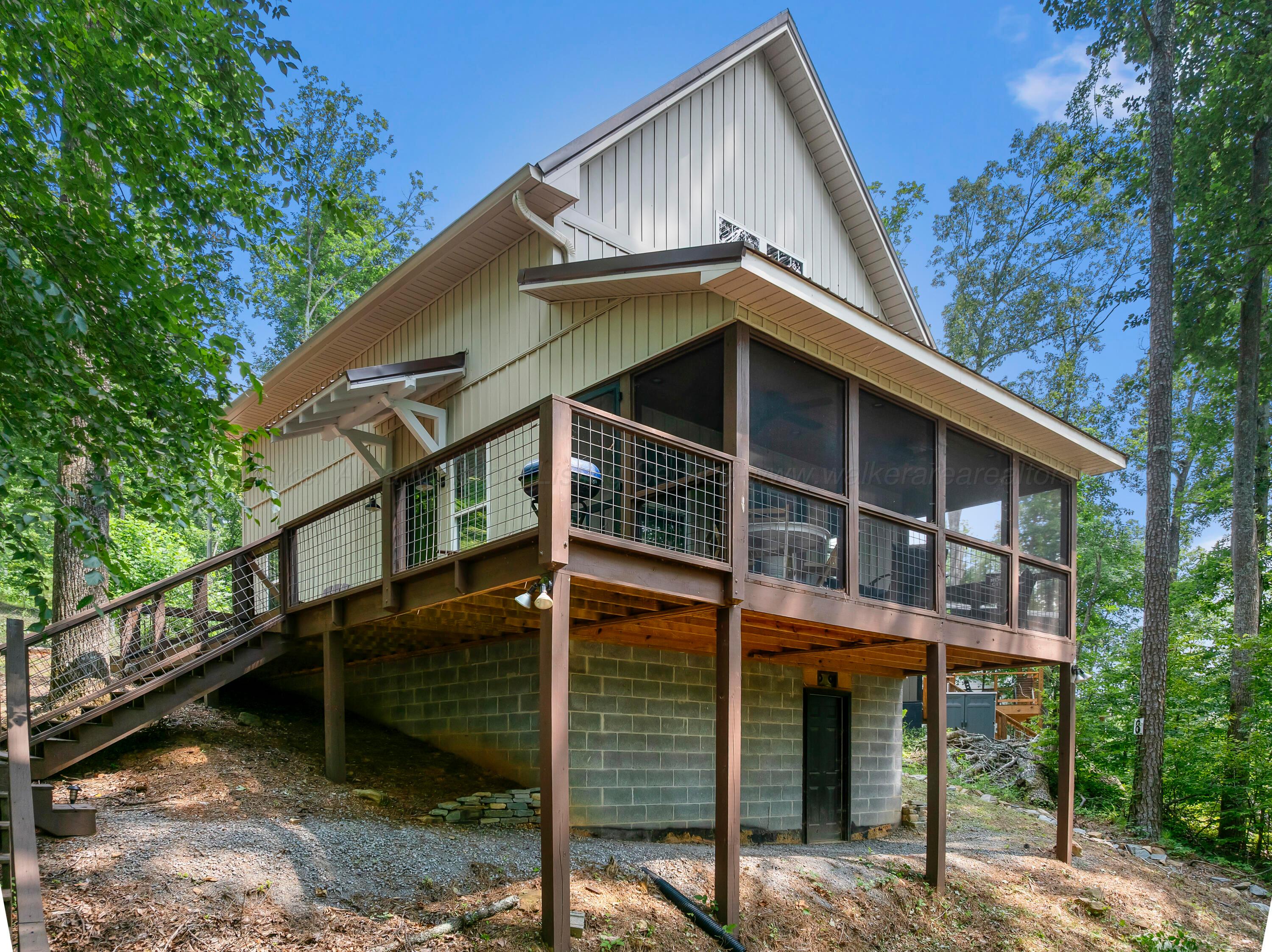 1055 LAKE Dr