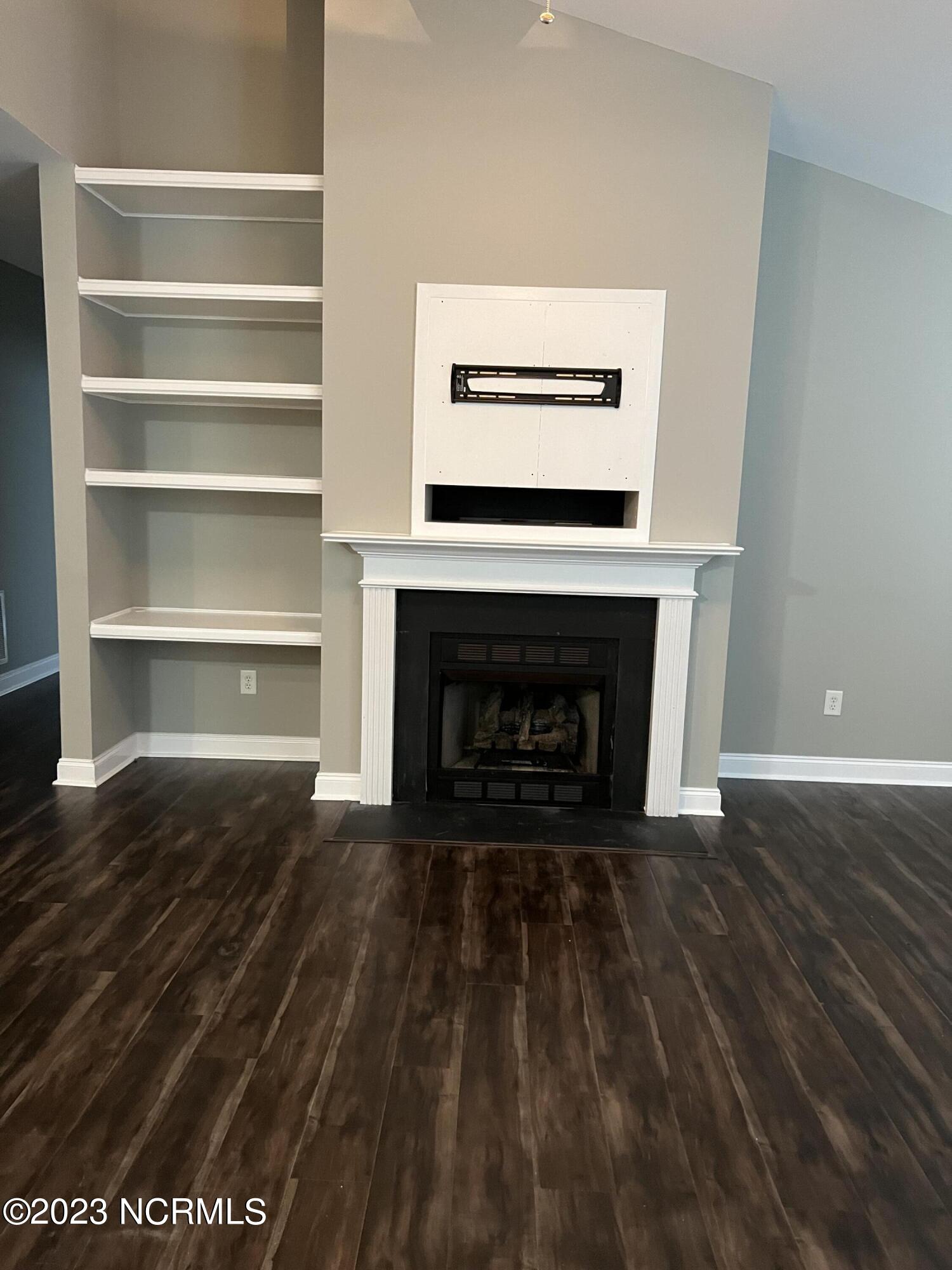 1935 Tara Court, 204