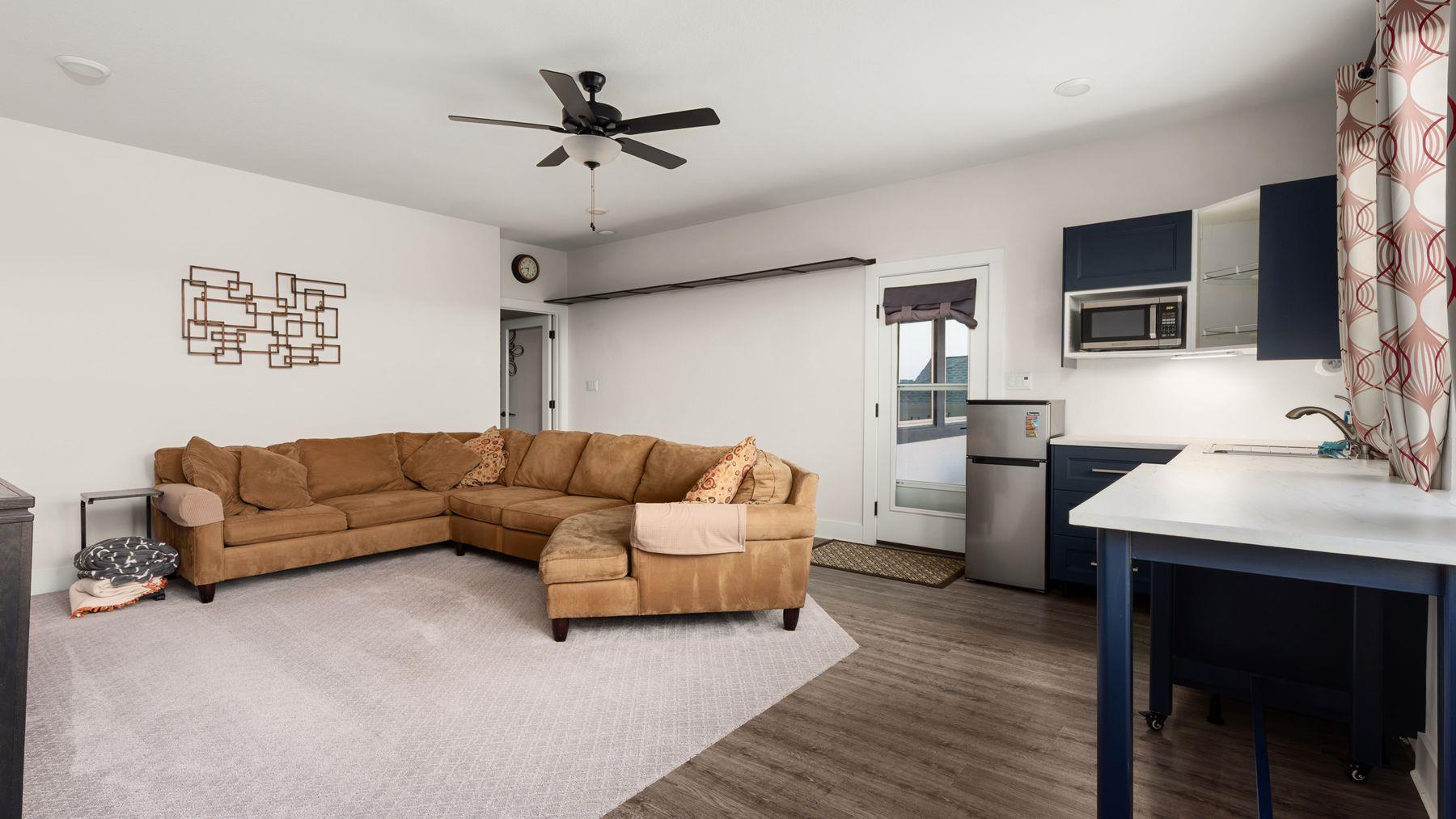 1925 Sorvino WALK, Leander