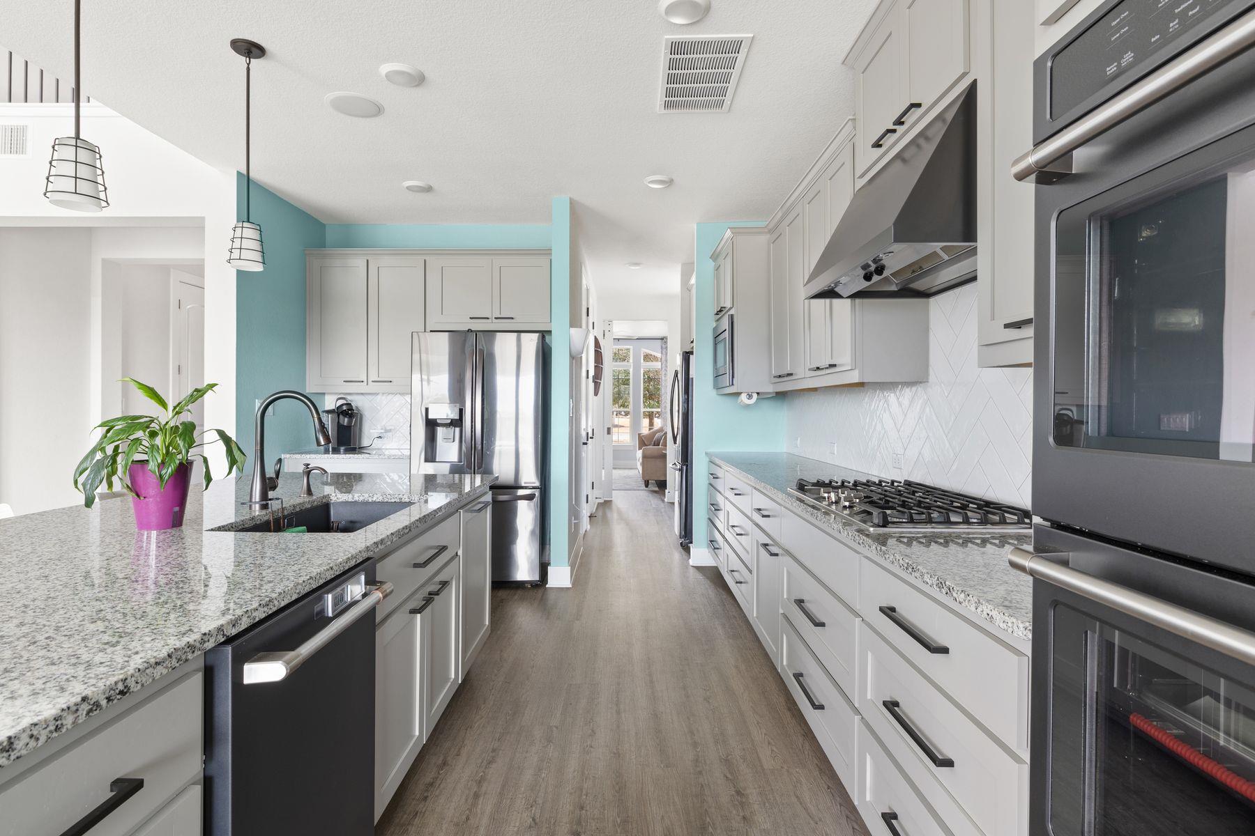 1925 Sorvino WALK, Leander