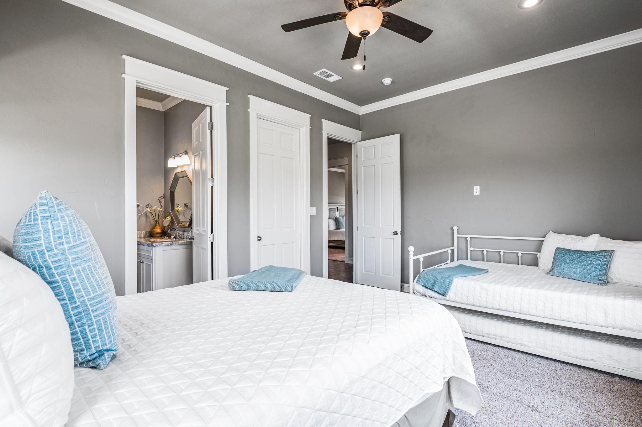 672 Villa DR